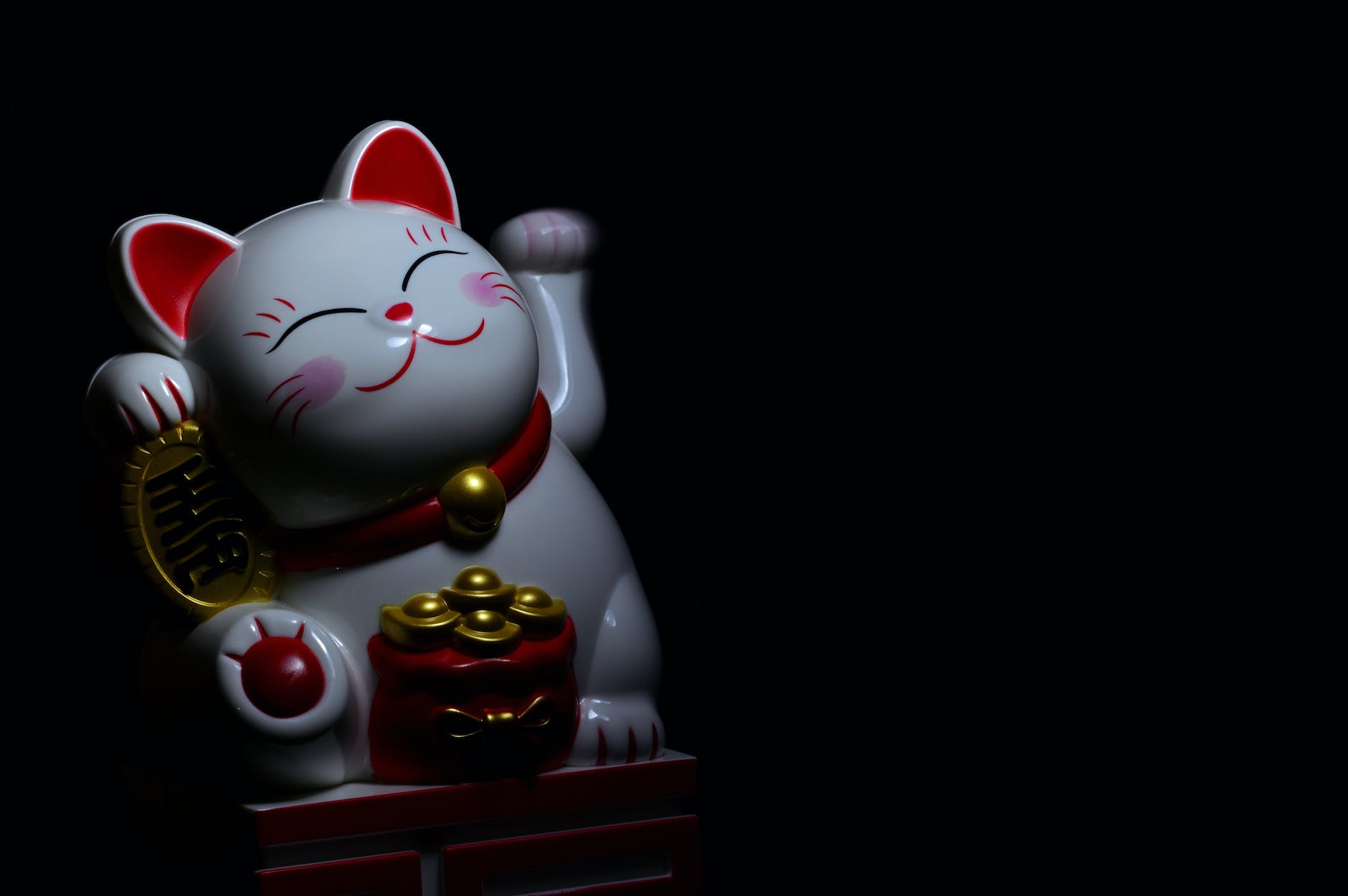 photo of maneki neko figurine